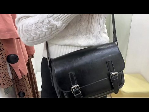 ❤️ Јавна мастурбација младе кучке ФералБерри са дилдом у соби за мерење ❌ Порно видео код нас